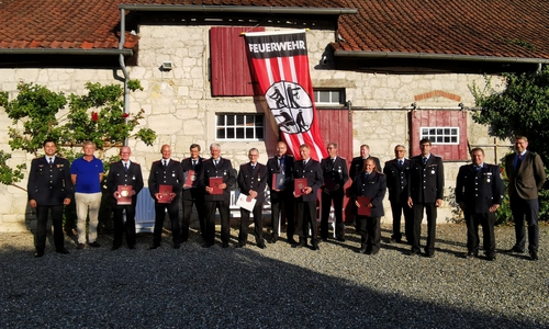 Es gab viele Ehrungen nachzuholen - entsprechend zahlreich wurde das Gruppenfoto. 