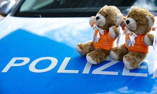 100 Trost-Teddys fahren jetzt in den Streifenwagen mit. 
