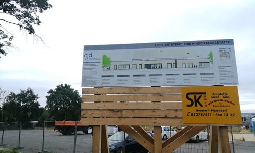 Bauschild auf dem neuen KiTa-Gelände im Lehmweg in Gifhorn.
