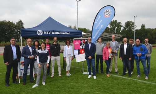 Die Organisatoren des 35. Stadtlauf und seine Sponsoren. Von links: Michael Jassmann – Partner Apex GmbH, Martin Schickram – BLSK, Susanne Winter – AOK, Anja Halbauer – Marketing MKN Carsten Richter – Die Altstadtbäcker, Sebastian Himburg – MTV Wolfenbüttel, Dshay Herweg – Baugenossenschaft Wiederaufbau, Florian Margraf – MTV Wolfenbüttel, Kerstin Hecker – Stadtwerke Wolfenbüttel Marketing, Matthias Tramp – Stadtwerke Wolfenbüttel, Hartmut Bender – BLSK* Wolfenbüttel, Sabine Gerlach – Stadt Wolfenbüttel, Klaus Dünwald – MTV Wolfenbüttel und  Niklas Hemmerling – MTV Wolfenbüttel