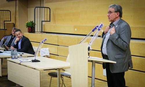 Wolfenbüttels scheidender Bürgermeister Thomas Pink bei seiner Abschiedsrede. Am Tisch neben ihm sein Nachfolger, der parteilose Ivica Lukanic.