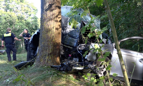 Das Auto wurde komplett zerstört.