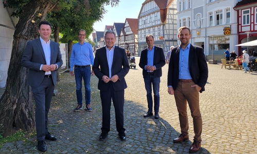 (v.l.) Bürgermeister Matthias Nerlich, Udo von Ey (City Gemeinschaft Gifhorn), Thomas Fast (Volksbank BraWo), Martin Ohlendorf (WiSta) und Christoph Treichel (Sparkasse Celle-Gifhorn-Wolfsburg) in der Gifhorner Innenstadt.