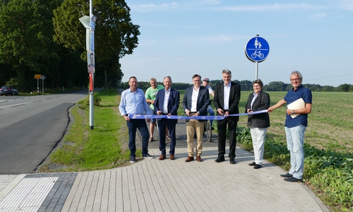 Landrat Dr. Andreas Ebel weiht gemeinsam mit Heiko Höwer (Leiter der Kreisstraßenmeisterei Süd, vorne v. l. n. r.), Uwe-Peter Lestin (Bürgermeister Gr. Schwülper), Henning Heiß (Erster Kreisrat Landkreis Peine), Ines Kielhorn (Samtgemeindebürgermeisterin Papenteich) und Uwe Peters (Abteilungsleitung Kreisstraßenwesen) den Radweg zwischen Groß Schwülper und Neubrück ein.