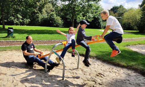 Spaß für Groß und Klein beim Spielplatzcheck auf dem Spielplatz am Kölner Ring.