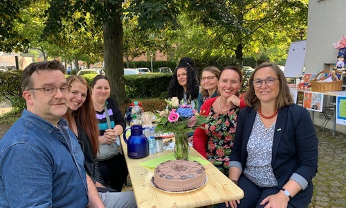 Gute Stimmung bei herrlichem Sonnenschein. Die Premiere des Frauen-Café ist gelungen.