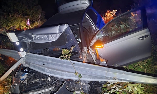 Das verunfallte Fahrzeug auf der B241 Abzweig Kreuzeck.