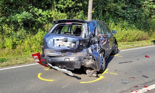 Mindestens ein Fahrzeug wurde erheblich beschädigt.