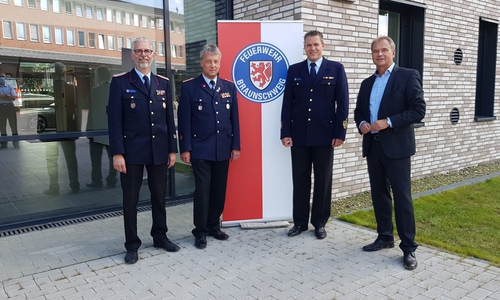 Stadtbrandmeister Ingo Schönbach, stellvertretender Stadtbrandmeister Stephan Kadereit, Leiter der Feuerwehr Braunschweig Torge Malchau und Oberbürgermeister Ulrich Markurth am Donnerstag bei der Übergabe der Leitstelle