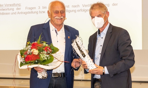 Der scheidende Ratsvorsitzende Bernd Grabb (links) wird von Oberbürgermeister Frank Klingebiel verabschiedet. 