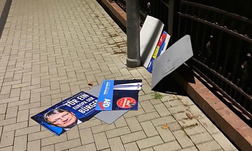 Abgerissene Wahlplakate