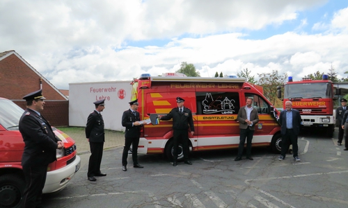 Feierliche Schlüsselübergabe vor dem Feuerwehrgerätehaus der Ortfeuerwehr Lehre – (v. l.) Kreisbrandmeister Olaf Kapke, stellvertretender Ortsbrandmeister Maik Goerke, Ortsbrandmeister Jan Wehrstedt, Gemeindebrandmeister Simon Rebel, Gemeindebürgermeister Andreas Busch und Ortsbürgermeister Heinrich Köther.