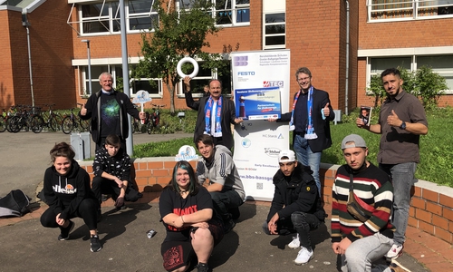 Otto Markus Brinkmann freut sich mit Schülerninnen über die GZK Auszeichnung von Günter Koschig,Martin Schilff und Fadi Saad.