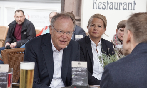 Ministerpräsident Stephan Weil, rechts Oberbürgermeisterkandidatin Urte Schwerdtner im Dialog mit Kay Brummer, Architekt aus Goslar. 