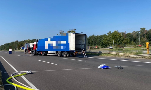 Auf der A2 sind zwei LKW aufeinander gefahren. Die Strecke ist derzeit gesperrt.