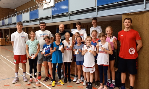 Zum Start am Samstag erspielen die Basketball-Minis das silberne Spielabzeichen. Die Youngsters der Herzöge unterstützen dabei und treten am Abend und Sonntag mit ihrem Team zum Testspiel an. 