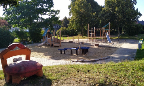 Die Umgestaltung des Spielplatzes in der Paul-Francke-Straße ist abgeschlossen. Es kann wieder gespielt werden.