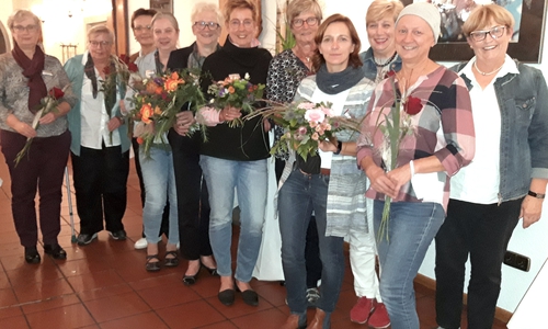 Der neu gewählte Vorstand im KreislandFrauenverband Gifhorn: Dagmar Voß, Gerlinde Reinhard, Christine Gehrmann, Melanie Rosenthal. scheidende Vorsitzende Ilsemarie Dralle, neue Vorsitzende Petra Lührs, Rose-Marie Camehl, Beraterin Berit Hartig, Gesins Pfeiff, Antje Peter, Hanna Meyer (v. li.).