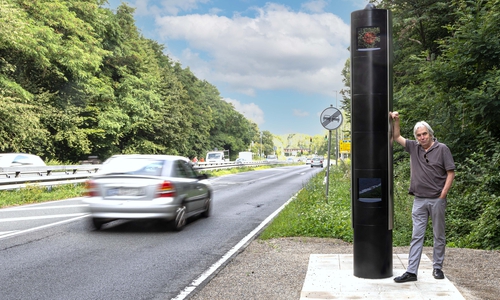 Der Salzgitteraner Hartmut Zelt neben einem Traffistar S350-Blitzer. Er hält die von den Geräten durchgeführten Messungen für nicht verfassungskonform. 