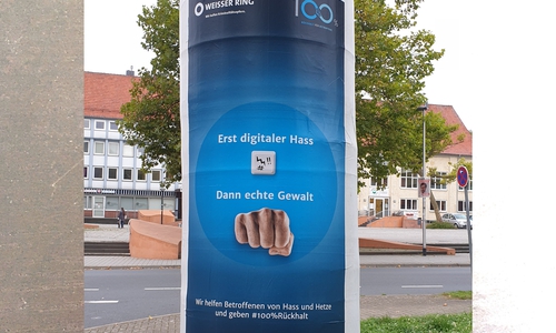 Ein Plakat gegen Hass und Gewalt befindet sich an der Rheinstraße Einmündung Breite Straße in Salzgitter-Bad.