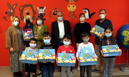 Obere Reihe von links: Kirsten Müller (Schulleiterin Grundschule Friedrichstraße), Michaela Knigge (Grundschule Friedrichstraße), Margrit Niemann (Stiftung Johannes-Waisenhaus), Henning-Konrad Otto (Stiftungsvorsitzender), Nancy Almes, Frank Kolbe.