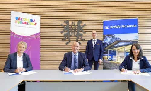Landrat Franz Einhaus, Meike Krenz (rechts) und Monika Schmidt, beide Geschäftsführerinnen der BraWo McArenas GmbH, unterzeichneten im Beisein von Stefan Honrath, Leiter der BraWo-Direktion Peine, die Nutzungsvereinbarung für das vom Landkreis Peine zur Verfügung gestellte Grundstück auf dem die neue Freilufthalle entstehen soll.