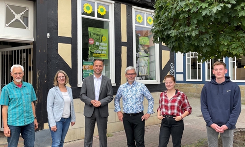 Das Foto zeigt Manfred Kracht, Inga Dixon, Dennis Berger, Stefan Brix, Vivien Hoppe, Paul Kloke