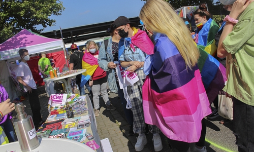 Der Infostand am Bahnhof Goslar wurde gut besucht. Von hier startete der CSD.