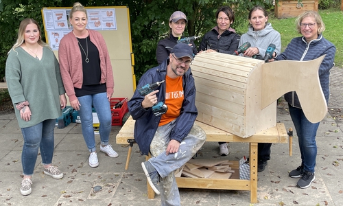 Marie Sievers (stv. Leitung Leitung des Epiphanias Kindergarten), Caroline Hoffmann (Leitung des Epiphanias Kindergarten) freuen sich über die neuen Spielgeräte, die die Volksbank-Mitarbeiter Matthias Riedinger, Jana Weidner, Jessika Peldszus, Silke Wellard und Dörte Kruse auf dem Außengelände aufstellten.