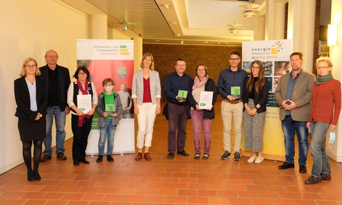   Drei Familien konnten in diesem Jahr für die energieeffiziente Bauweise beziehungsweise Sanierung ihrer Eigenheime mit der „Grünen Hausnummer“ ausgezeichnet werden. Erste Kreisrätin Regine Breyther (links im Bild) dankte den Immobilieneigentümern für ihr Engagement. Der Landkreis Goslar vergibt die Klimaschutz-Auszeichnung bereits zum dritten Mal. Als Kooperationspartner stehen der Verwaltung seit Beginn der Kampagne die Energie Ressourcen Agentur Goslar (ERA) und die Klimaschutz- und Energieagentur Niedersachsen (KEAN) zur Seite.