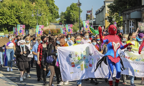 Das Bunte Treiben wurde von circa 400 Feiernden begleitet. 