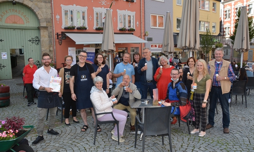 Große Freude herrschte auf dem Markt, wo die Lebenshilfe und das Eiscafè Dolomiti die erste inklusive Eiskarte vorstellten – und dann gabs auch noch ein Eis umsonst.