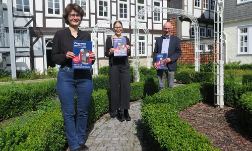 Katja Schlager (Leitung Bildungszentrum), Janina Gündermann (Leitung Kultur & Medien) und Martin Bujara (Leitung Musikschule) laden die Teilnehmenden zum neuen Semester ein (v. li.).