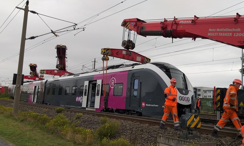 Der entgleiste Zug wurde mit einem Kran geborgen.