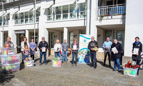 Die Siegerteams schickten je einen Vertreter ans Rathaus, wo sie die Siegerurkunden von Bürgermeister Mathias Nerlich in Empfang nahmen. 