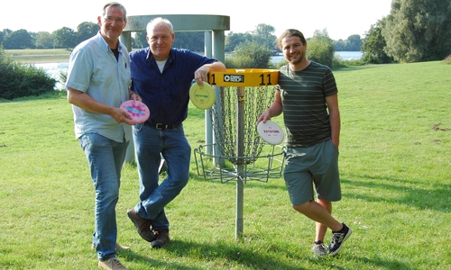 Discgolf ist weiter im Trend: v. l. Wolfgang Philippsen (BSF), Jörg Lober (SRB) und Turnierdirektor Andreas Martin freuen sich auf die Neuauflage der Salzgitter Island Challenge auf der Insel im Salzgittersee.