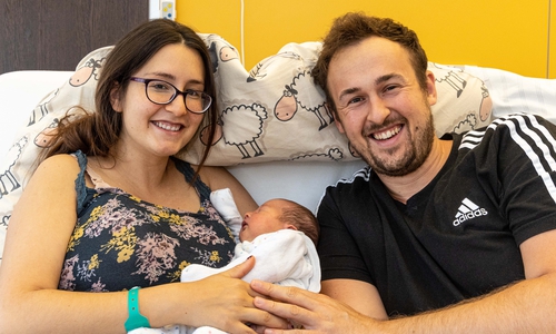 Mutter Sibel Svitlica, Kind Amélie Antonia Müller und Papa Christoph Müller. 