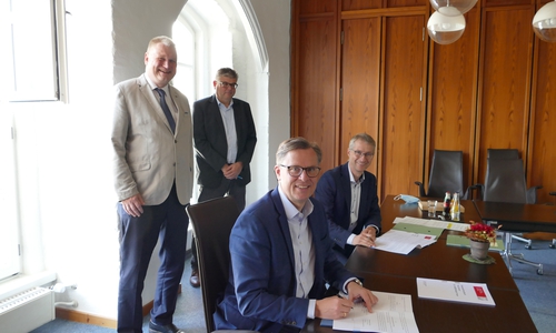 Gehen mit der Jugendberufsagentur Gifhorn den digitalen Weg: Rolf Amelsberg (Kreisrat), Andreas Standop (Geschäftsführer des Jobcenters Gifhorn, beide stehend), Landrat Dr. Andreas Ebel und Ulf Steinmann (Vorsitzender der Geschäftsführung der Arbeitsagentur Helmstedt). 