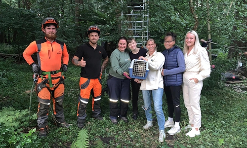Kletterer Steffen Oppermann und Mirko Jänsch mit Gerds Familie nach der geglückten Rettungsaktion.