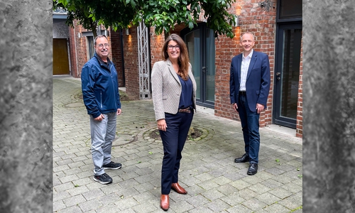 Sören Stolte (links) und Klaus Saemann (rechts) zeigten sich erfreut Anja Barlen-Herbig für die Geschäftsleitung der PeineMarketing GmbH zu gewinnen.