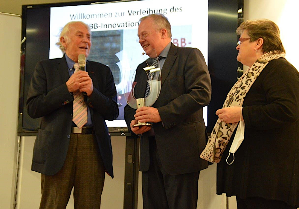 Joachim Bader (links) und Anita Torkel übergaben den NiBB-Innovationspreis an Ulrich Walter. 