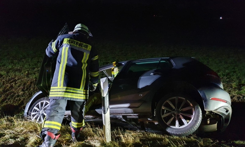 Der Golf landete im Straßengraben. Die Frau blieb unverletzt.