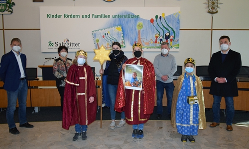 Empfang im Ratssaal: Stefan Klein (links) begrüßt die Sternsingerin Lea Wolff (hintere Reihe), ihren Bruder Noah Wolff (vordere Reihe Mitte), Rouven Gorgol (links), Rhyne Nasarani (rechts) sowie die Begleiterin Jutta Wolff und Joachim Hildebrandt (hintere Reihe von links) sowie Jürgen Franz Selke-Witzel, Pastoralreferent für das Dekanat Goslar-Salzgitter (rechts).
