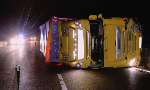 Der LKW ist seitlich zum Liegen gekommen.