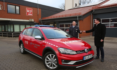 Bürgermeister Matthias Nerlich überreicht das neue Kommandofahrzeug an Ortsbrandmeister Maik Schaffhauser.