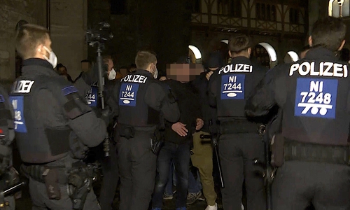 Die Polizei versperrt den Demonstranten den Weg.