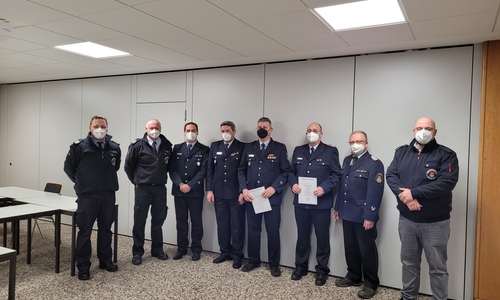 Von links: Fabian Abt, Martin Mann (stellvertretender Fachdienstleiter Berufsfeuerwehr Salzgitter), Dirk Bauer, Johann Schlecht, Detlev Söhler, Guido von Einem, Andreas Sydow, Erster Stadtrat Eric Neiseke.