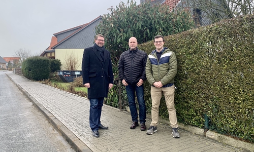 Von links nach rechts: Gemeindedirektor Marco Kelb, Bürgermeister Ingo Geisler und Vorsitzender des Bauausschusses Max Weitemeier überzeugten sich von dem Ergebnis der vollzogenen Sanierung des Gehweges am Brodweg in Sickte. 