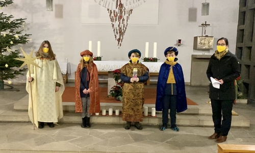 Die Sternsinger aus dem vergangenen Jahr mit Begleiterin Veronika Koch.