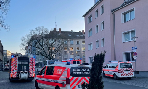 Eine Person wurde im Linienbus reanimiert. Gaffer filmten den Vorfall.
